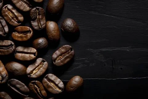  Overhead view of coffee beans framing the edges, providing ample copy spa... Stock-Fotos
