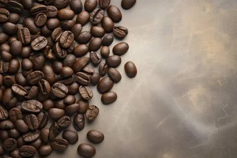  Overhead view of coffee beans framing the edges, providing ample copy spa... Stock-Fotos