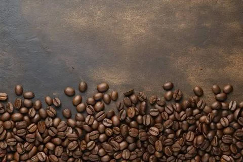  Overhead view of coffee beans framing the edges, providing ample copy spa... Stock-Fotos