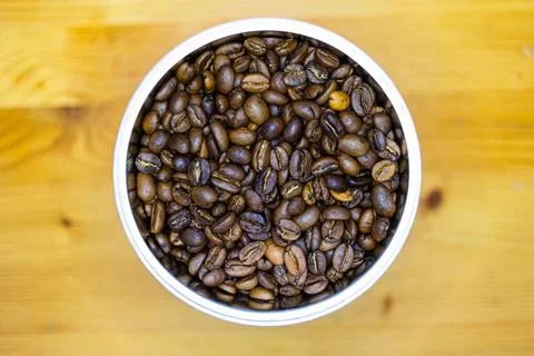 Overhead view of a container filled with roasted coffee beans. Fotos Stock