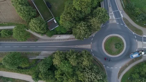 Overhead view of a country roundabout surrounded by green trees Vídeo Stock 340159235