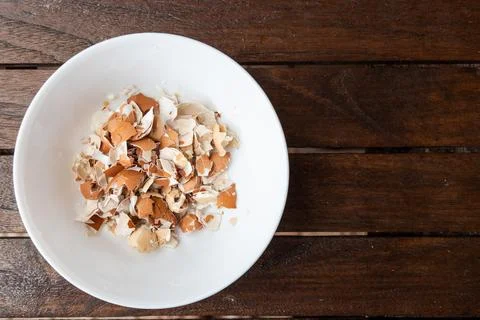 Overhead view of crushed egg shell in bowl. Egg shells are organic fertilizers Foto stock