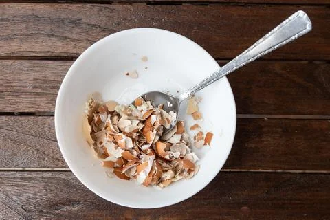Overhead view of crushed egg shell in bowl with spoon. Egg shells are organic Foto stock