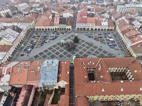 Overhead View Depicting Triangular Central Courtyard With Parked Vehicles And Stockfoto's