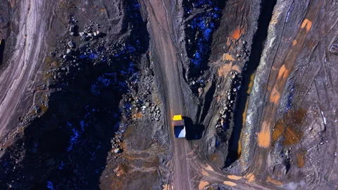 Overhead view of dump truck at quarry road junction, Bulgaria Vidéo 339011786