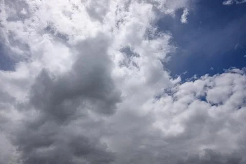 Overhead view of dynamic cloudscape with contrasting light and dark cloud m.. Stockfoto's