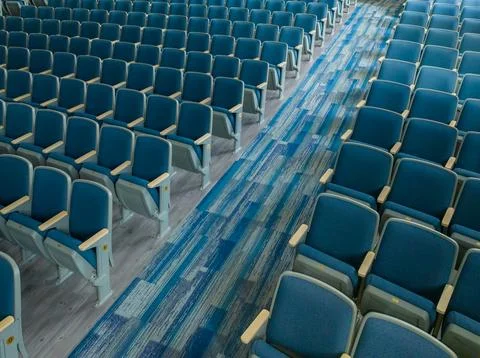 Overhead view of empty gray and blue theater, auditorium seats, chairs. Foto stock