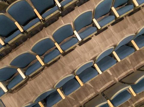 Overhead view of empty gray and blue theater, auditorium seats, chairs. Foto stock