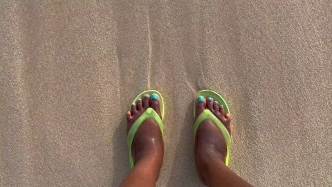 Overhead view of feet on a beach Stock-Footage 198286472
