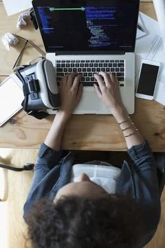 Overhead view female computer programmer designer programming virtual reality si Foto stock
