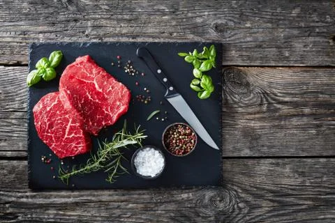 Overhead view of fresh raw beef steaks Foto stock