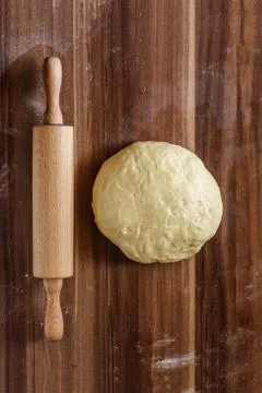 Overhead view of freshly rolled out dough and a retro wooden rolling pin duri Foto stock