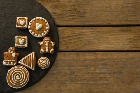 Overhead view of gingerbread cookies on slate Foto stock