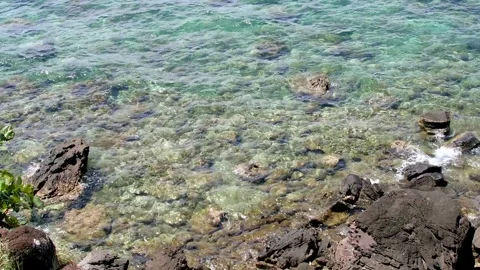 Overhead view of the glittering clear water on a rocky coast Vídeos de archivo 332596678