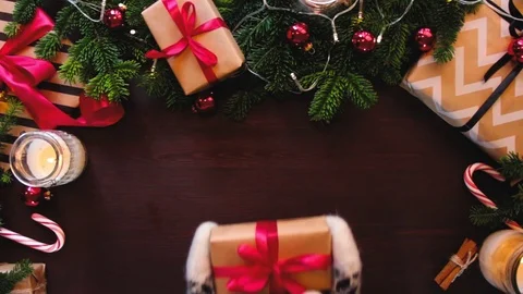 Overhead view of hands put in mittens Christmas gift on the table Vídeo Stock 70361870