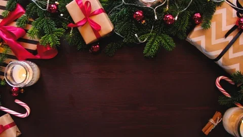 Overhead view of hands put in mittens Christmas gift on the table Vídeo Stock 70361956