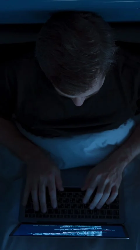 Overhead view of man using laptop for work in bed during late night hours 스톡 동영상 321284308