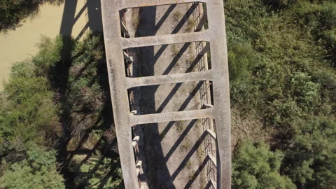 Overhead View of a Monumental Fascist-Era Bridge in Italy Vídeo Stock 285560565