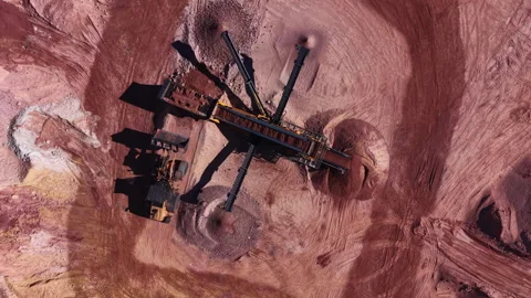 Overhead view of a multi-deck mobile screening plant with radial discharge Vidéo 334456659