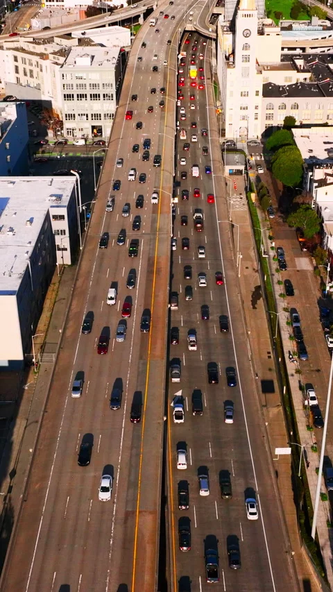 Overhead view of multilane freeway traffic, San Francisco, California Vertical Vidéo 342274841