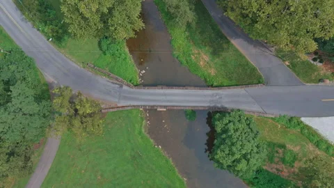 Overhead View of Old Stone Bridge Over Brook Vidéo 159437984