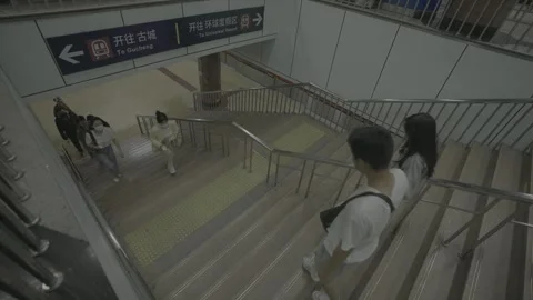 Overhead View of Passengers on Beijing Subway Stairs Vidéo 341457357