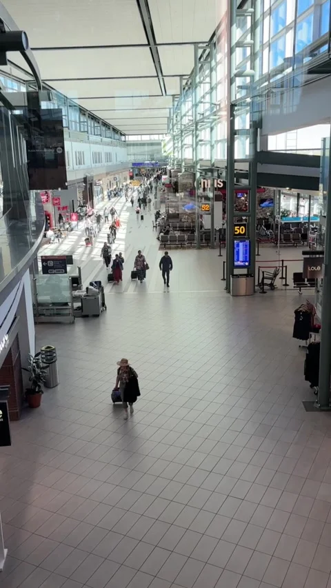Overhead view of passengers walking through an airport Stockbeeldmateriaal 337857846