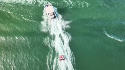 Overhead View of Pontoon Pulling An Inner Tube Vídeo Stock 209298453