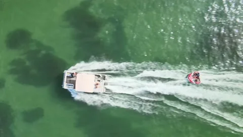 Overhead View of Pontoon Pulling An Inner Tube Vídeo Stock 209298458