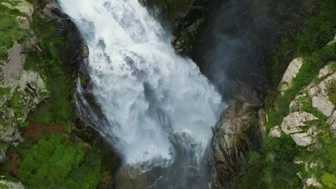 Overhead View Of Powerful Stream Splashing On Rugged Valley Vidéo 257551320