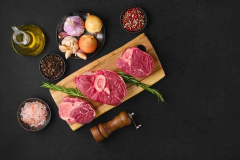 Overhead view of raw beef shank cross cut, ossobuco ready for cooking Foto stock