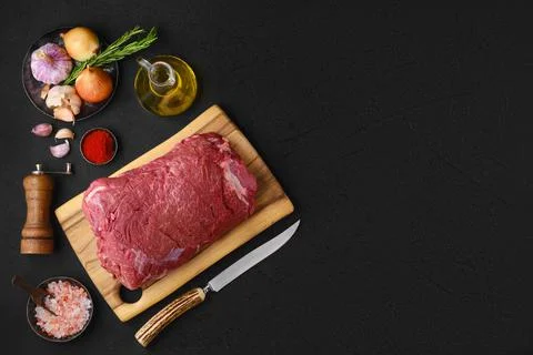 Overhead view of raw chuck eye roast with ingredients for cooking Foto stock