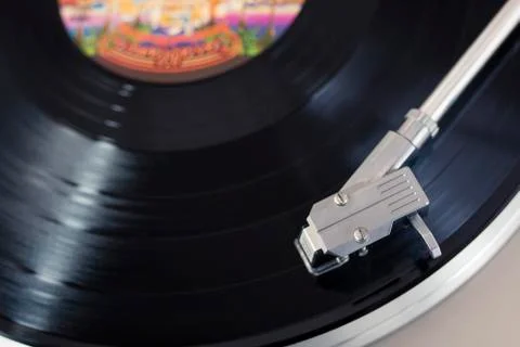 Overhead View of Record Player Tone Arm on Spinning Vinyl Stock-Fotos