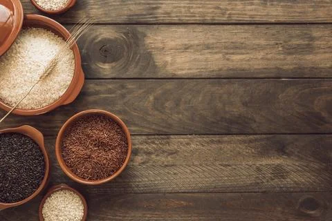 Overhead view red brown white rice bowls wooden background Resolution and high Foto stock