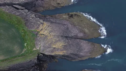 Overhead view of a rock with nice shape. drone video from the coast of Wateford, Vídeos de archivo 162038714
