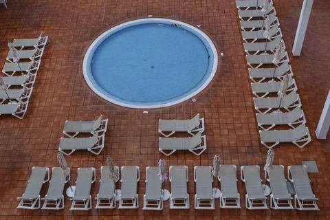 Overhead view of round pool and loungers Stock-Fotos
