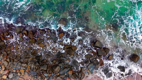 Overhead view of sea waves crashing on rocky shore, Sozopol, Bulgaria Video stock 336340392