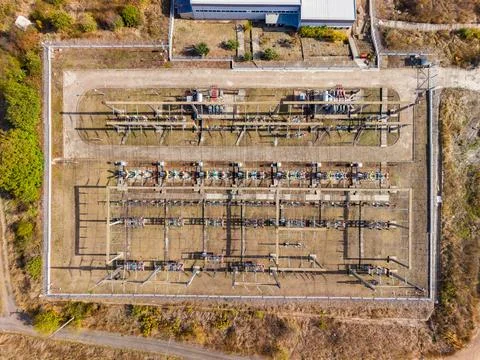 An overhead view shows rows of transformers, metal frames, and electrical equ 库存照片