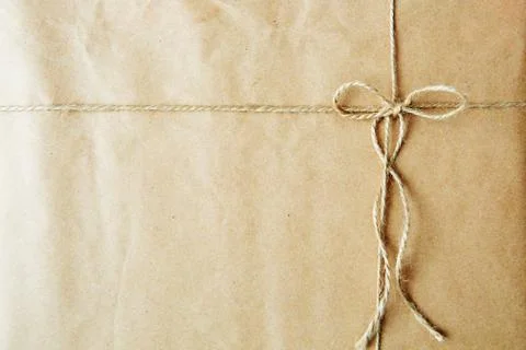 Overhead view of a single holiday package wrapped with eco friendly craft pap Stock-Fotos