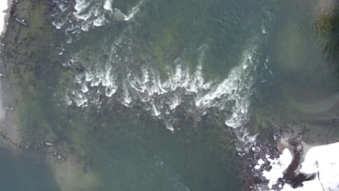 Overhead View of Small Rapids on a Snowy Mountain River 스톡 동영상 187779326
