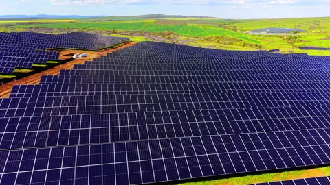 Overhead view of solar panel rows, Bulgarian countryside Vidéo 339008833