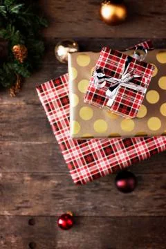Overhead view of stack of Christmas presents with baubles on table Stockfoto's
