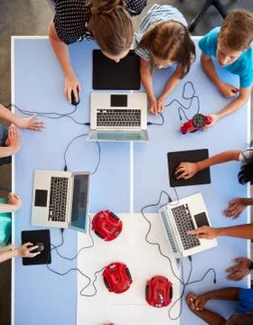 Overhead View Of Students In After School Computer Coding Class Learning To Foto stock