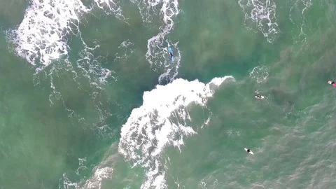 Overhead view of surfers getting crashed by big waves Tofino Vancouver Island Vídeo Stock 90680428