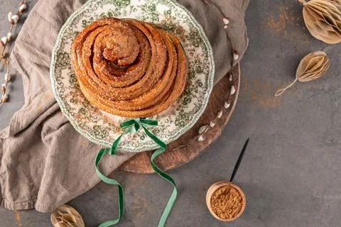 Overhead view of a sweet flaky Easter bread roll dusted with cinnamon sugar.. Foto stock