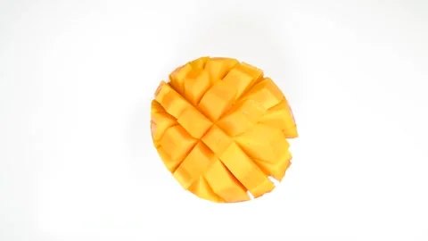 Overhead view of sweet ripe mango rotating clockwise Vídeo Stock 254004840