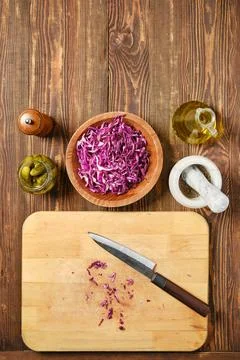 Overhead view of tabletop with red cabbage and pickled cucumbers Foto stock