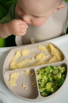 Overhead view of toddler exploring first foods Stockfoto's