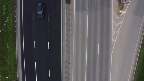 Overhead view of traffic on a multilane road Vídeo Stock 242002867