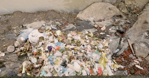 Overhead view of trash dumped into a river in Bali, Indonesia Видео 87794351